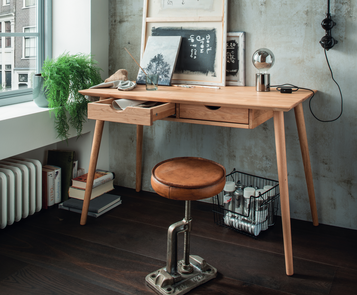 Varese Schreibtisch aus Wildeiche mit zwei Schubladen, klare Linien, funktional und stilvoll im modernen Arbeitszimmer
